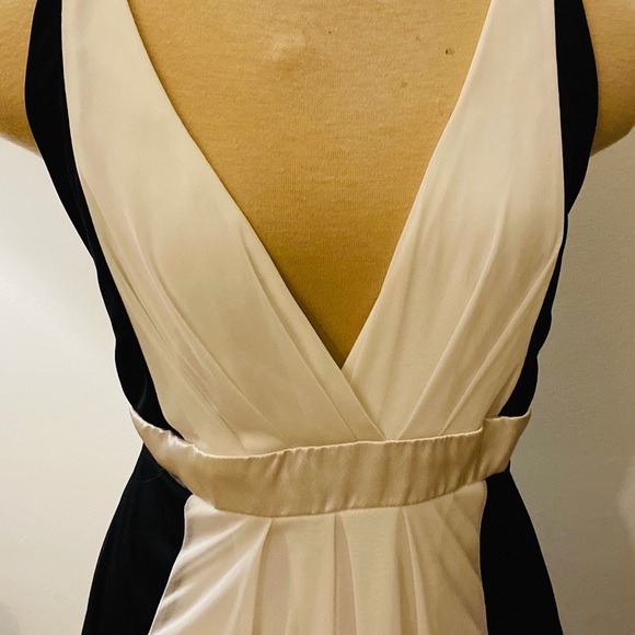 Beautiful flowy Jessica dress EUC - Picture 4 of 8